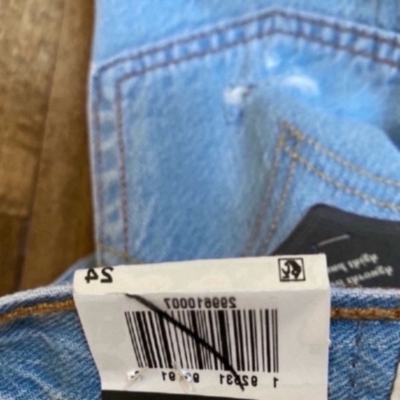 Levi’s mid rise Jean Demin Shorts Size 24 Distressed Patch NEW Roll Cuff. - Picture 4 of 4